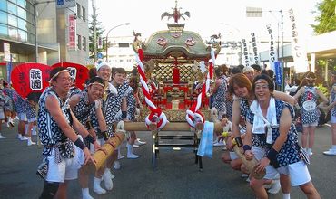 松阪駅をバックに